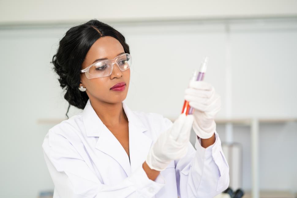 Free Image of Scientist in laboratory with sample 