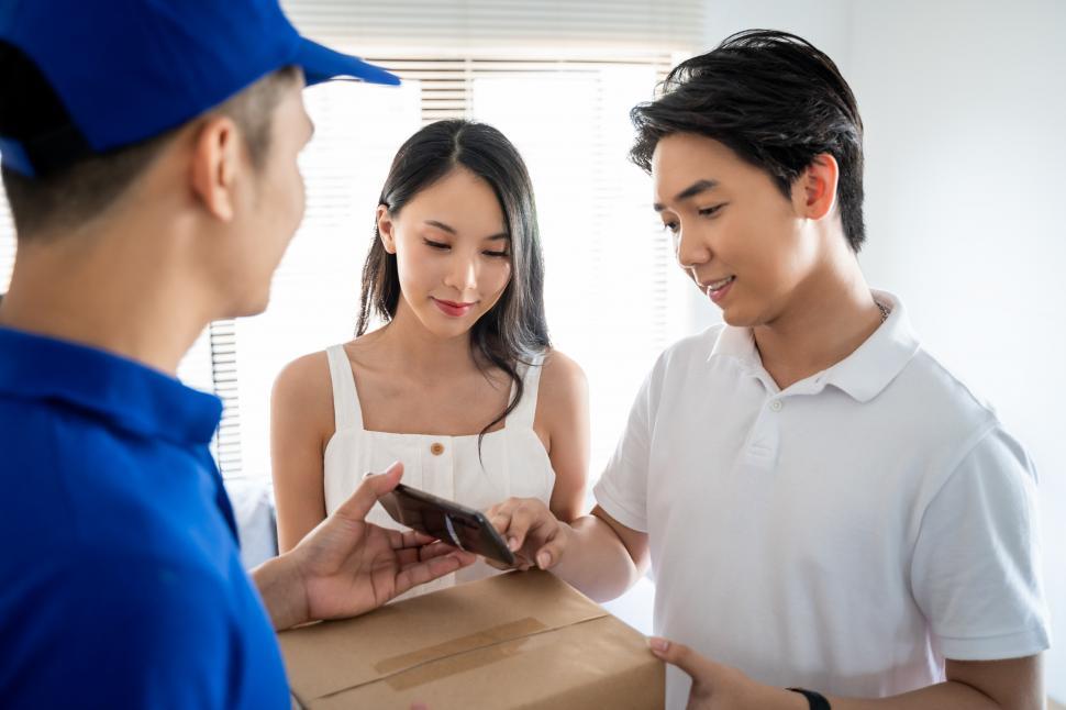 Free Image of Couple receiving delivery 