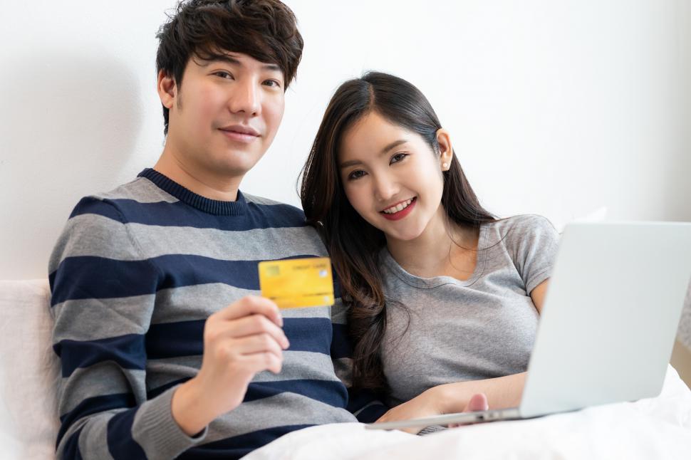 Free Image of Couple shopping online with credit card 
