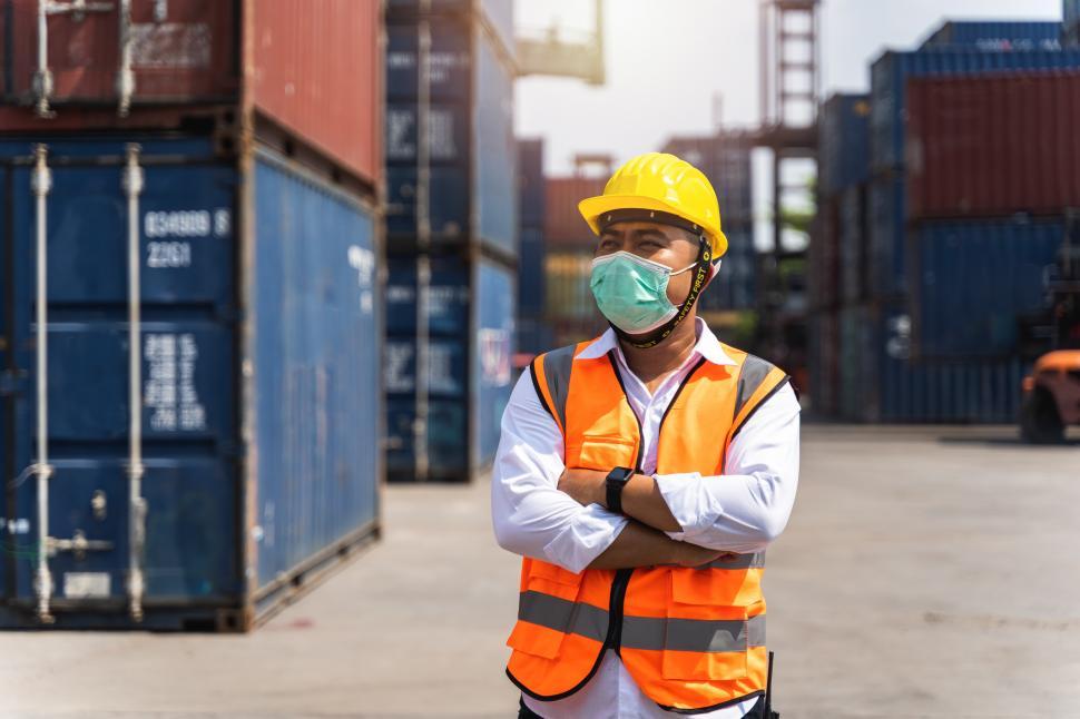 Free Image of Worker wearing surgical mask and safety hardhat 