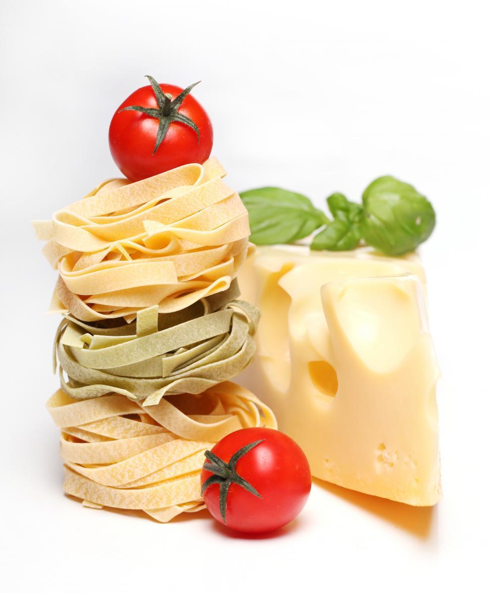 Free Image of Fresh pasta, cheese and tomatoes 