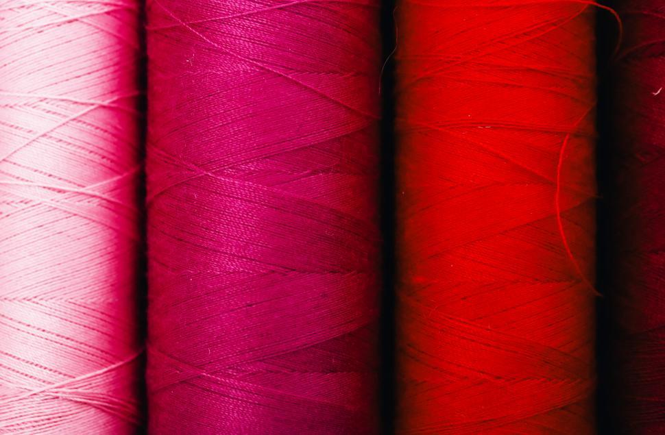 Free Image of Close up of spools of thread 