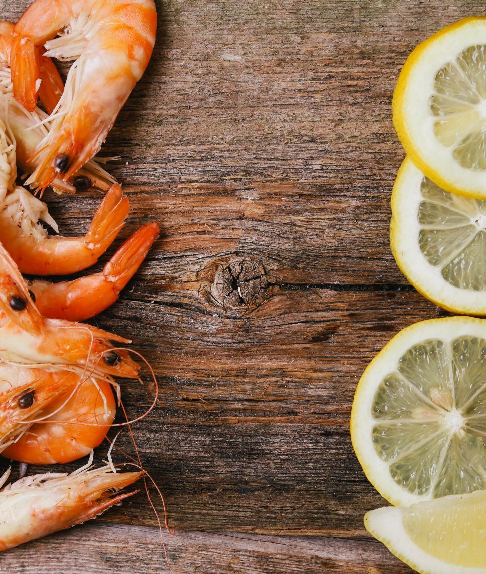 Free Image of Delicious shrimp and lemon 
