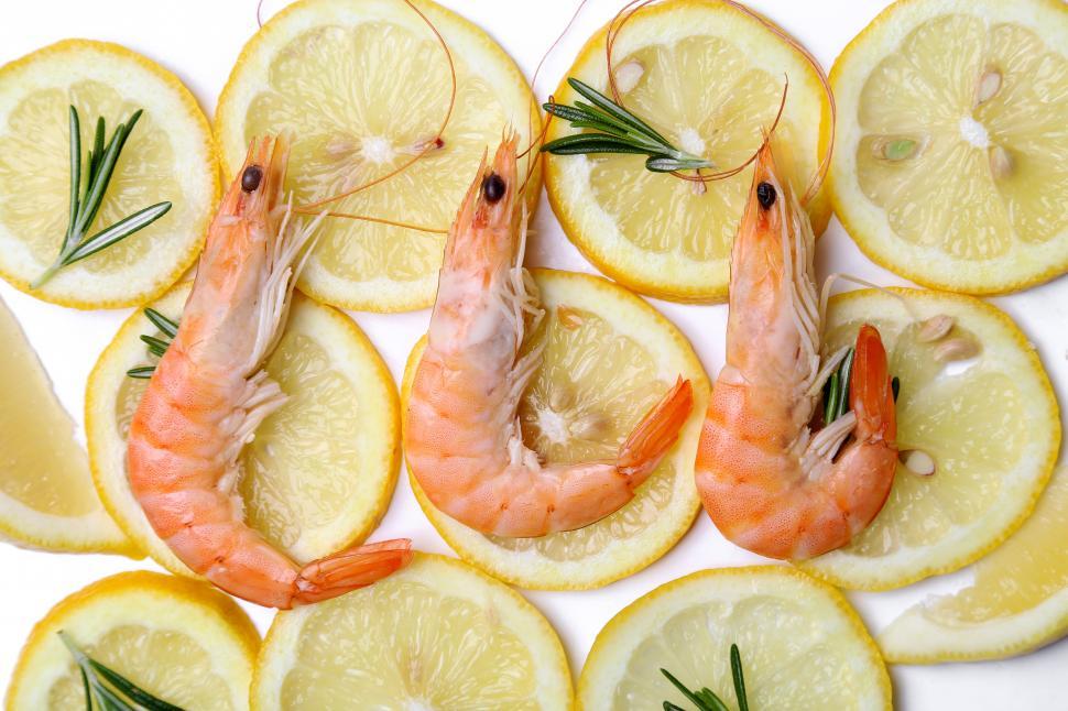 Free Image of Whole shrimp on bed of lemon 