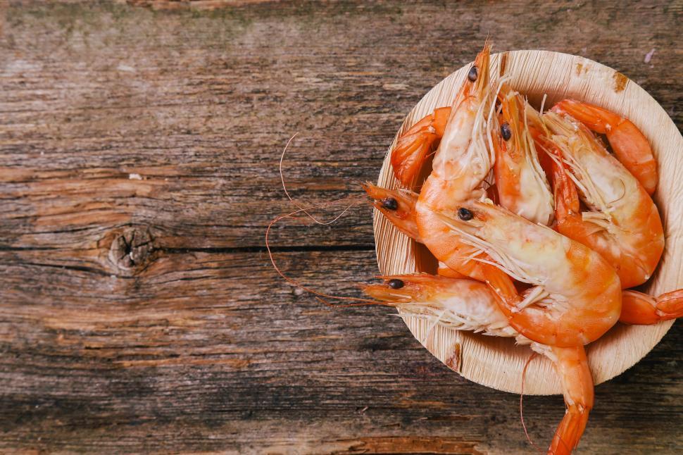 Free Image of Shrimp on a plate with copyspace 