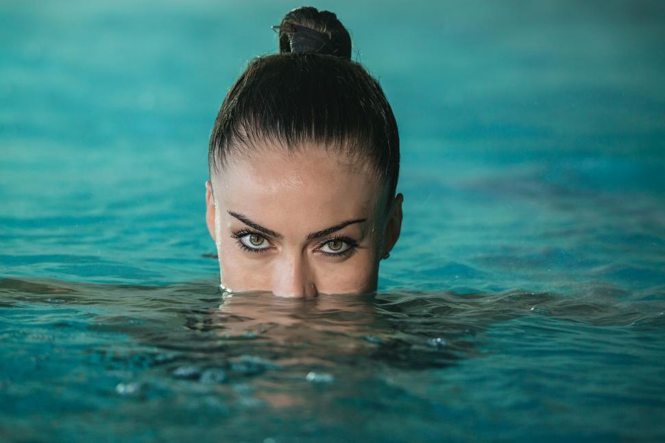 Free Image of Woman swimming in pool 