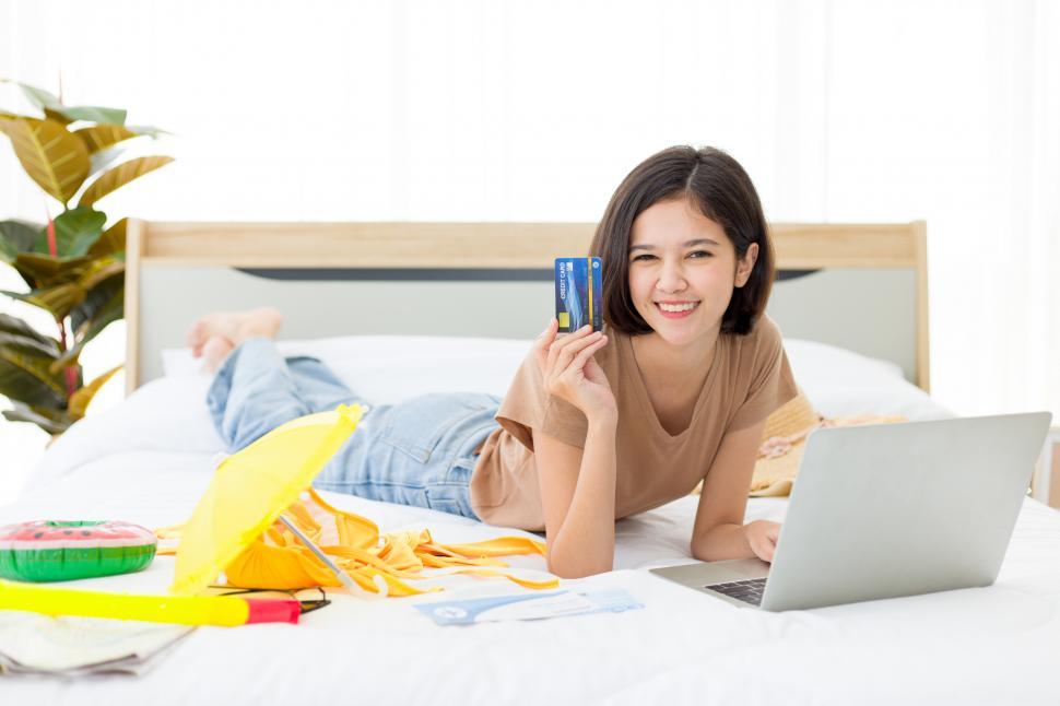 Free Image of Woman is booking hotel online on the laptop with a credit card. 