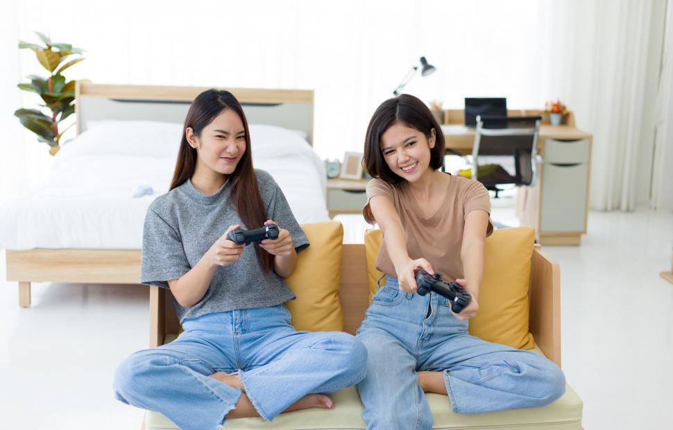 Free Image of Women playing video games 
