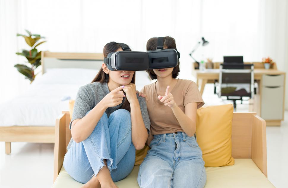 Free Image of Women wearing VR glasses. 