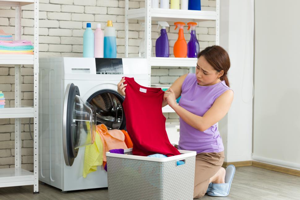 Free Image of Doing laundry with washing machine. 