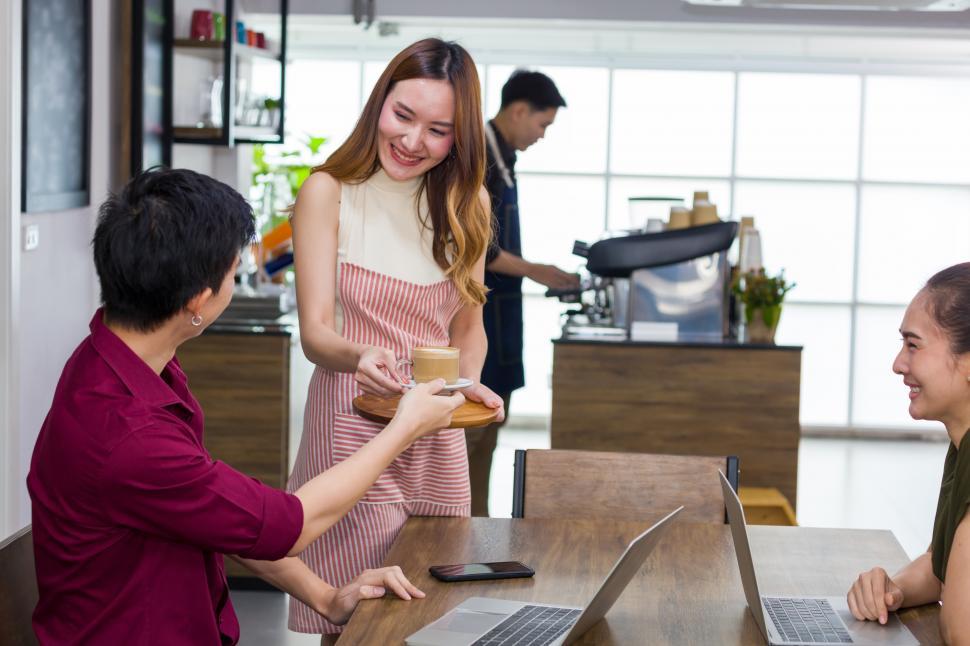 Free Image of Barista is served coffee to customers 