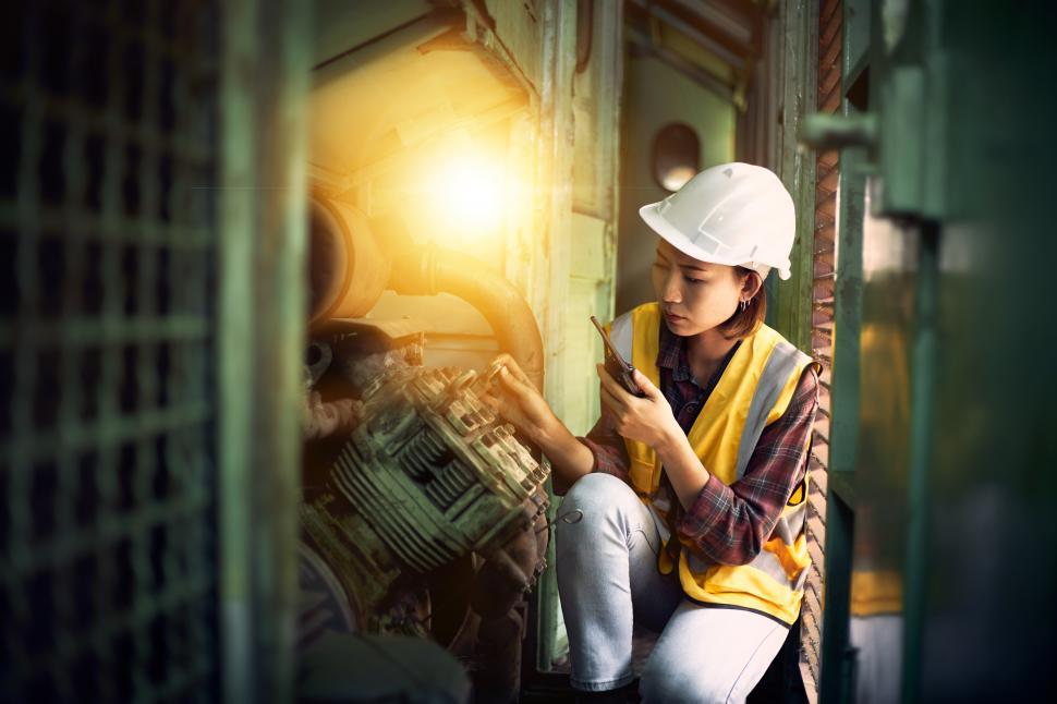 Free Image of The industrial mechanic is maintaining the machine. 