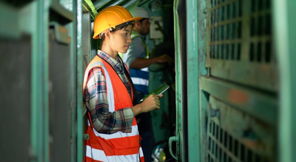 Free Image of Engineering workers are repairing machines in the factory 