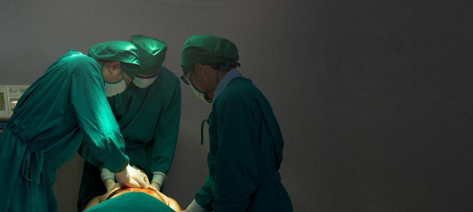 Free Image of Doctors perform cardiopulmonary resuscitation of patients 
