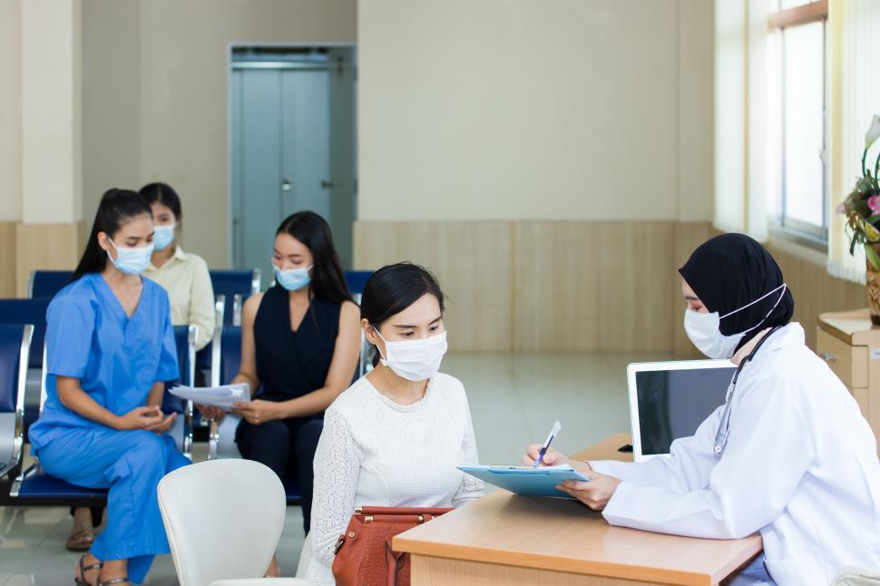 Free Image of Many people in surgical masks at the hospital 