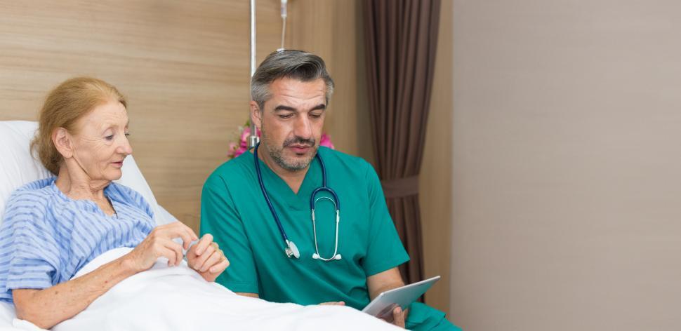 Free Image of Rehabilitation physician and elderly woman with a digital tablet 