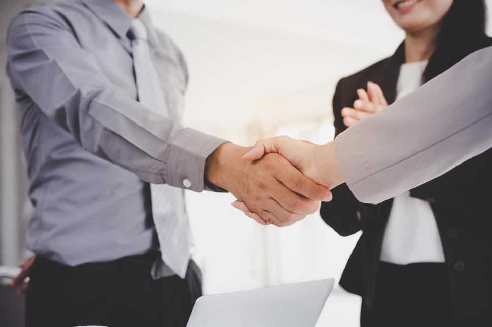 Free Image of Businessmen shake hands after meeting 