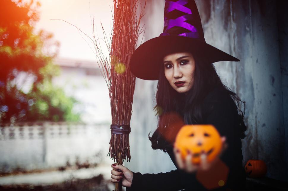 Free Image of Happy Halloween - Witch with plastic pumpkin 