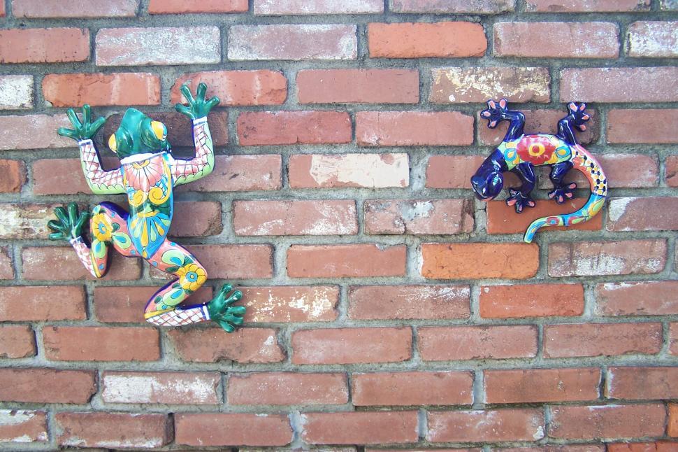 Free Image of Frog and Lizard on Brick Wall 
