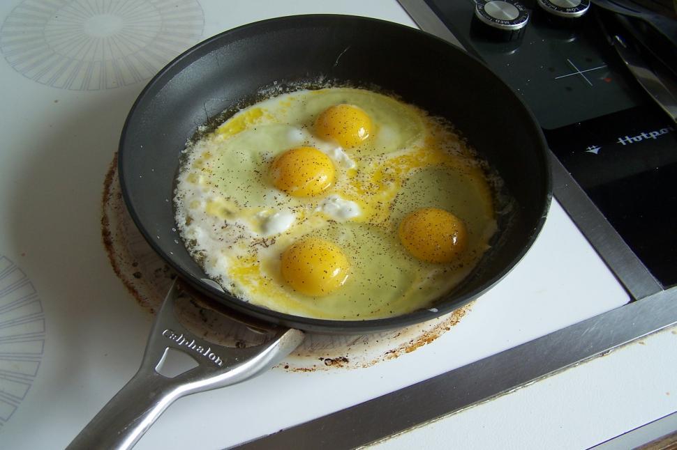 Free Image of Eggs Frying 