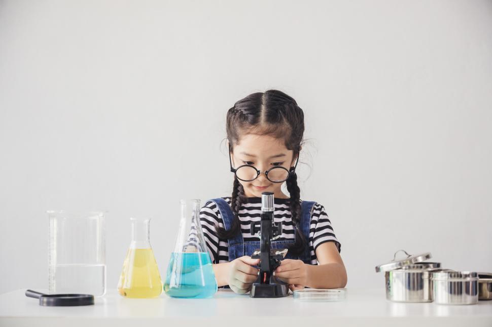 Free Image of Little scientists learn basic experiments 