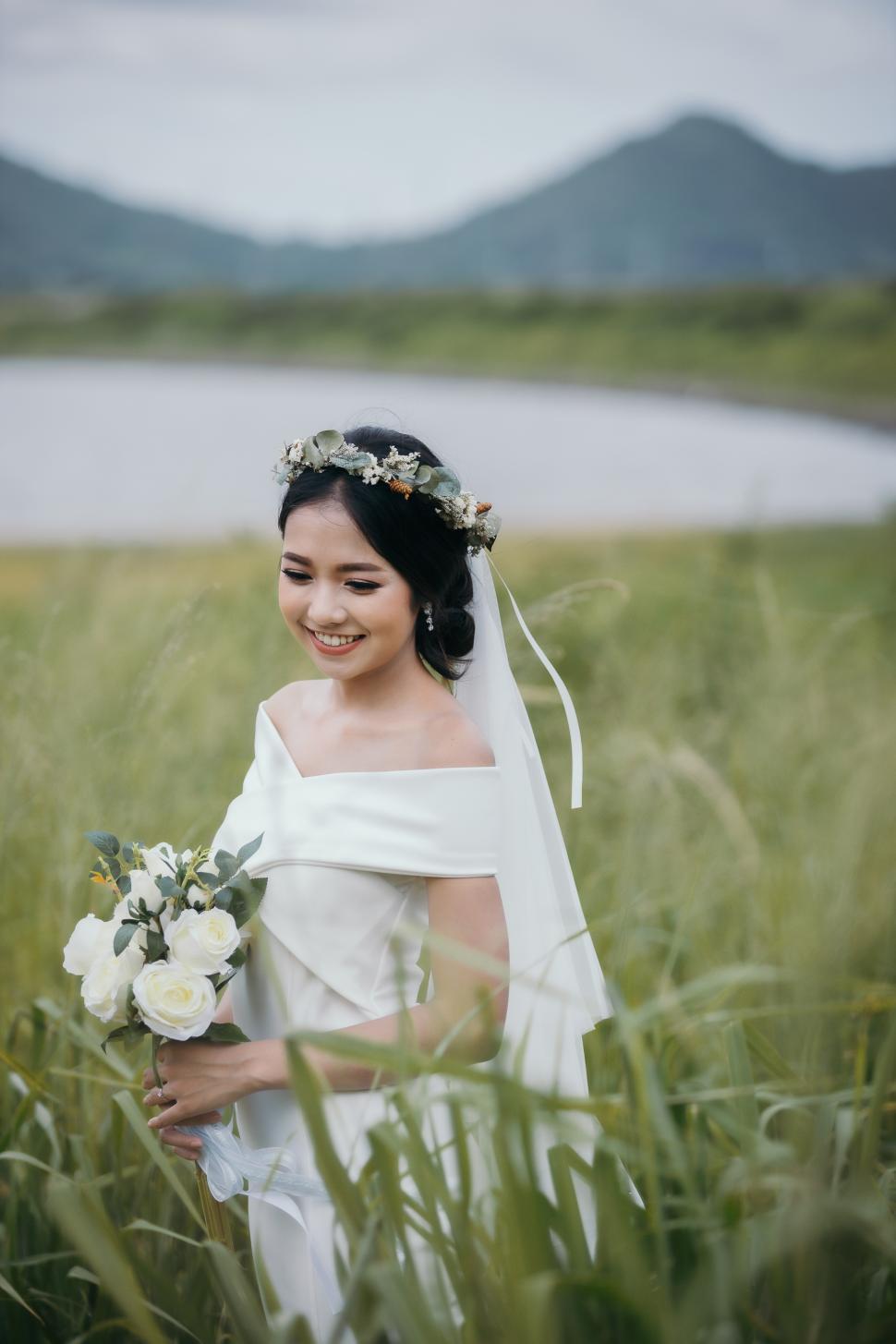 Free Image of Bride in wedding dress holding a bouquet 