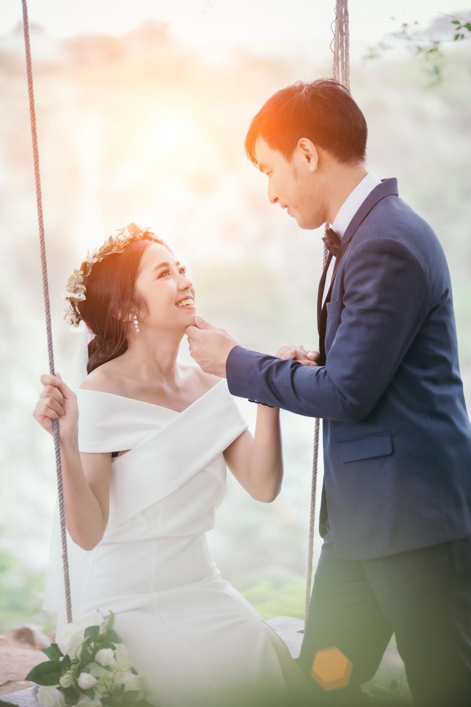 Free Image of Beautiful wedding couple in outdoor setting 
