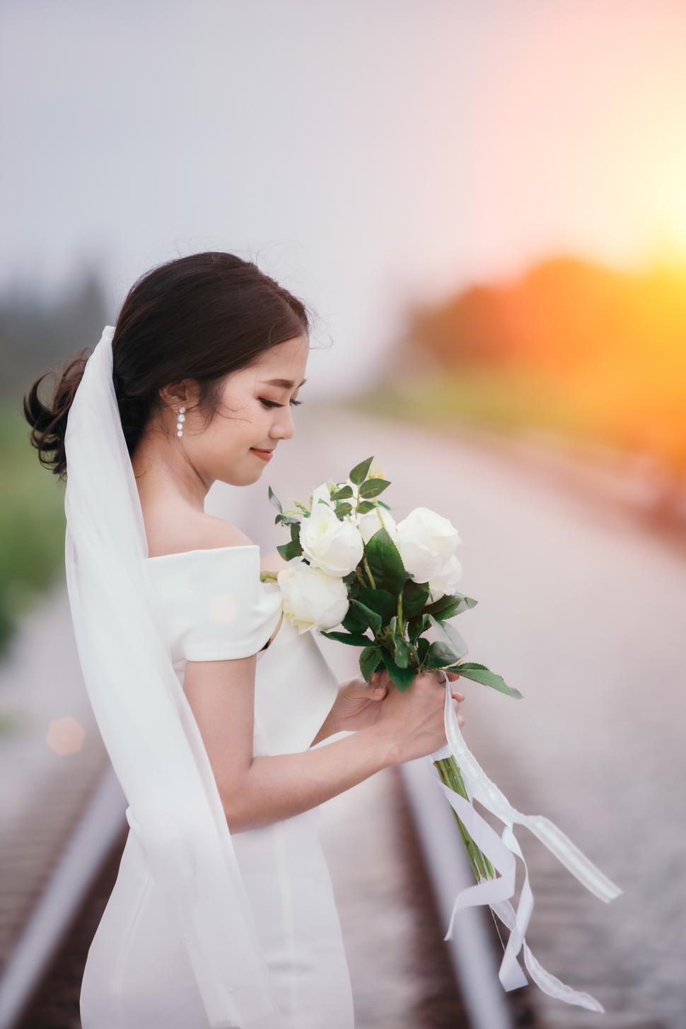 Free Image of The bride and the bouquet 