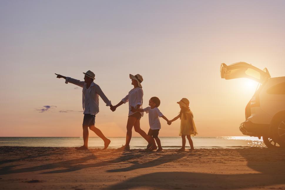 Free Image of Sunset at the beach with happy famliy 