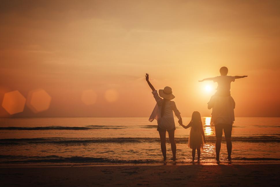 Free Image of Summer family beach vacation. 