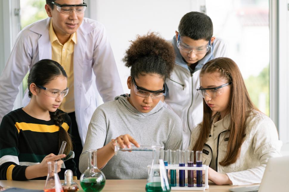 Free Image of Group of students doing science 