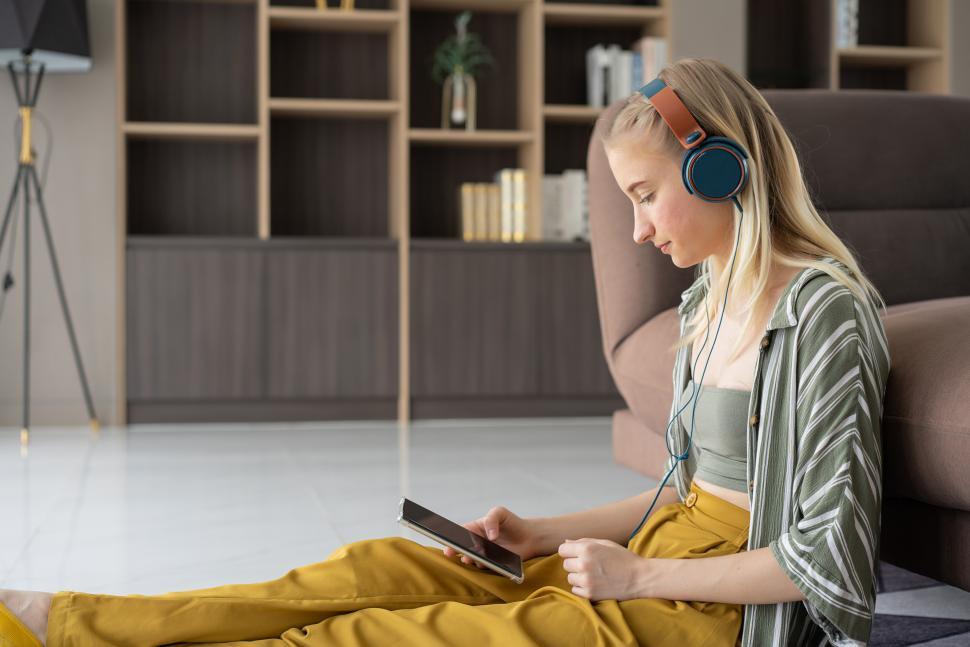 Free Image of Happy girl listening to music with headphones 