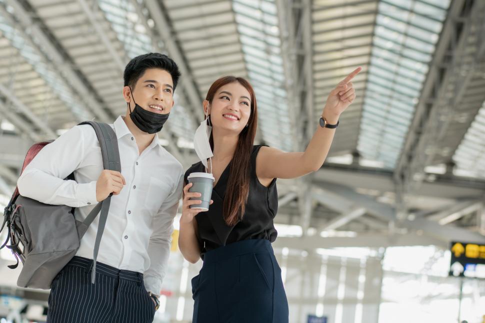 Free Image of Business man and woman talking at the airport 