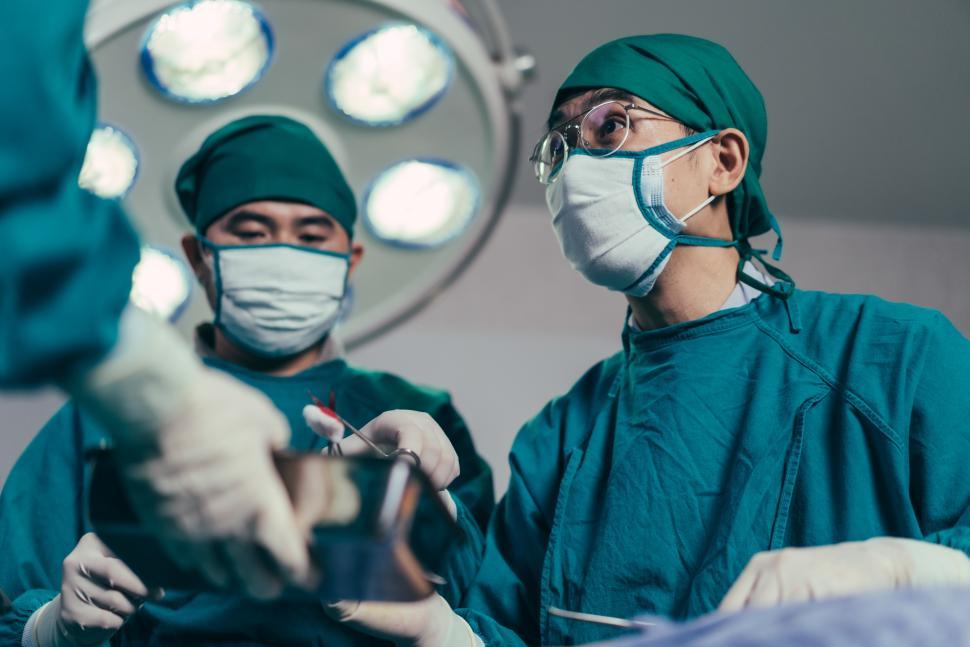 Free Image of Resuscitation medical team perform surgical operation in operati 