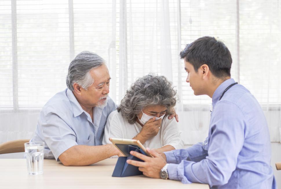 Free Image of Doctor discussing test result and diagnosis with senior patients 