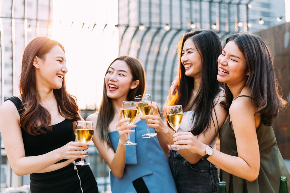 Free Image of Group of happy girl friends celebrating on rooftop 