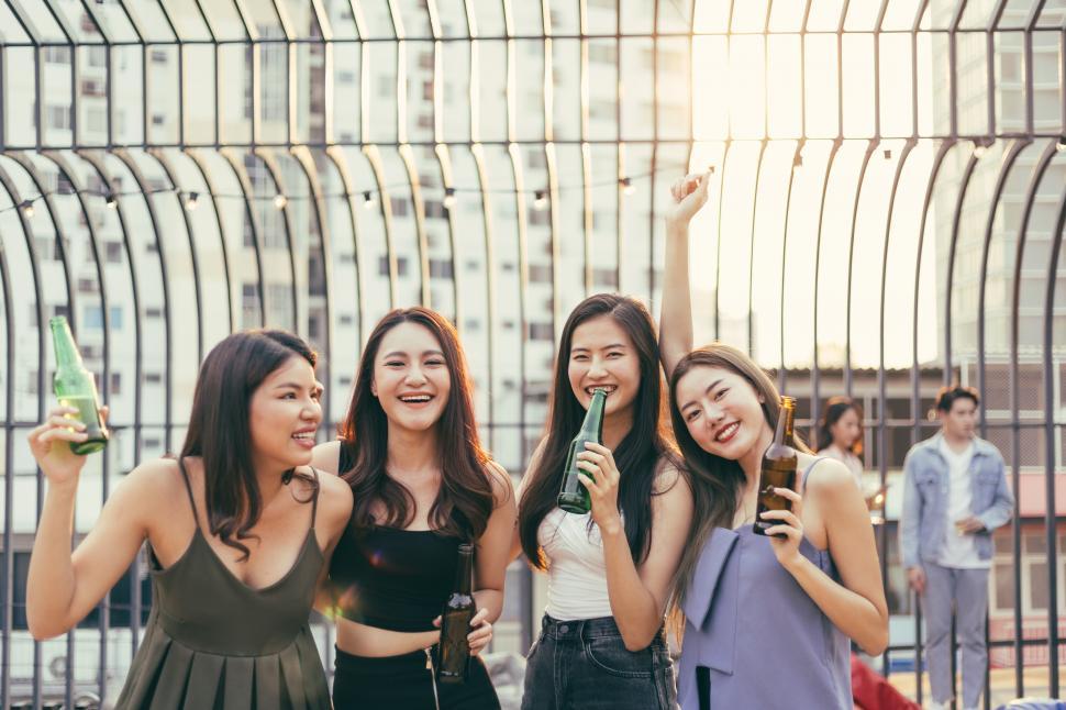 Free Image of Group of happy girl friends celebrate together 