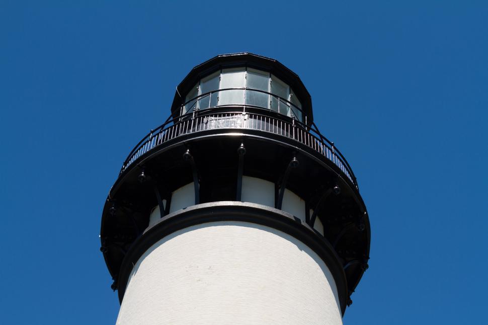 Free Image of Looking up at a light tower 