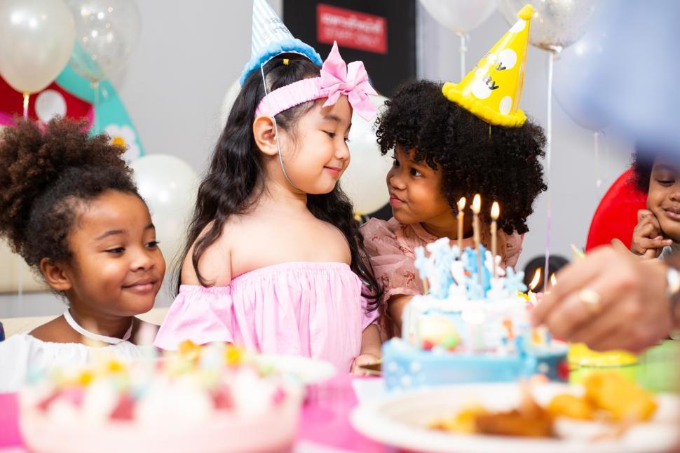 Free Image of Group of little kids in party hat with birthday cake 