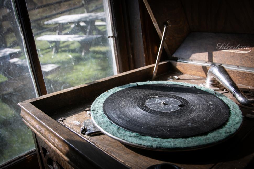 Free Image of Old record on old record player 