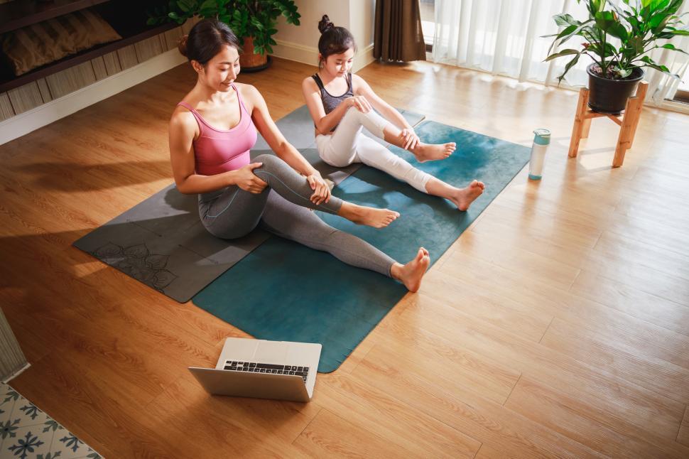 Free Image of Woman and girl practicing yoga from yoga online class 