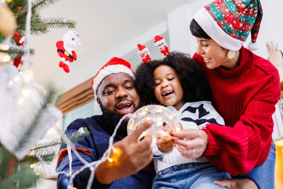 Free Image of Family decorating at home during the holidays 