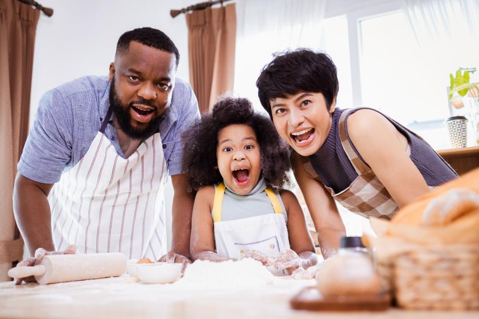 Free Image of Excited kid with happy parents 