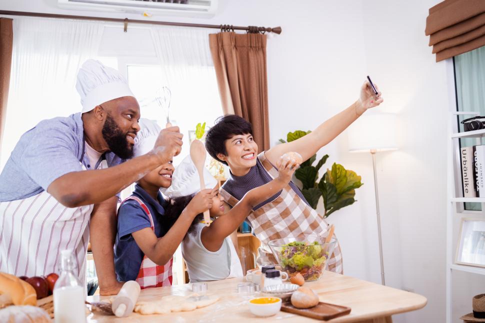 Free Image of Family cooking selfie 