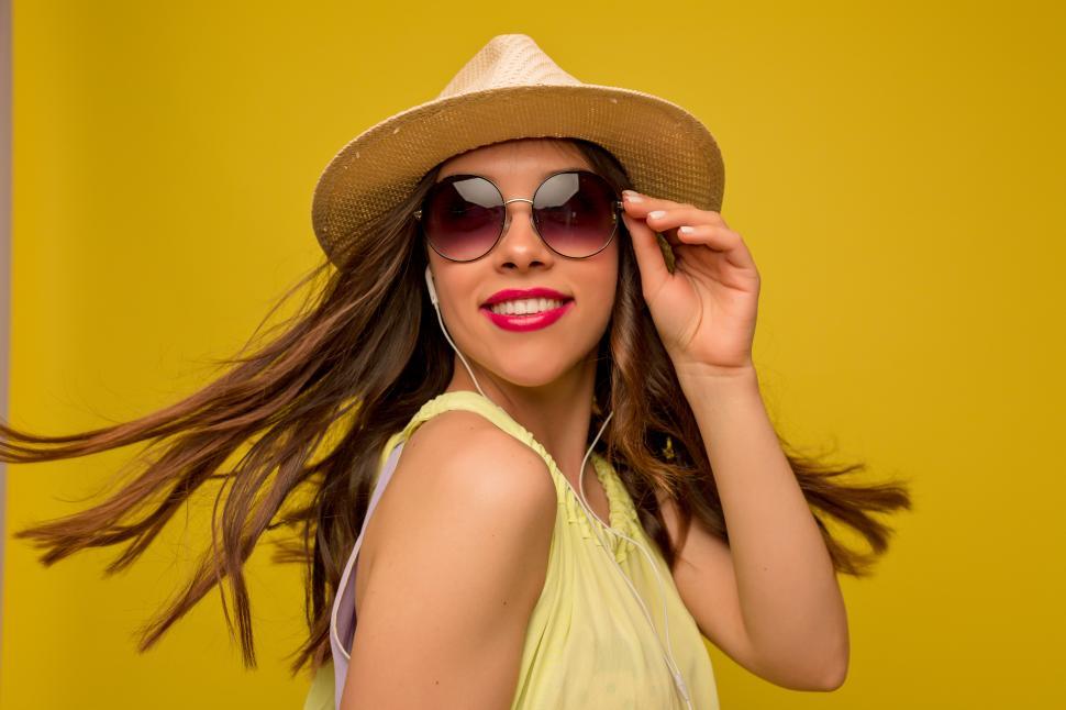Free Image of Close-up portrait of pretty woman with hat and sunglasses 