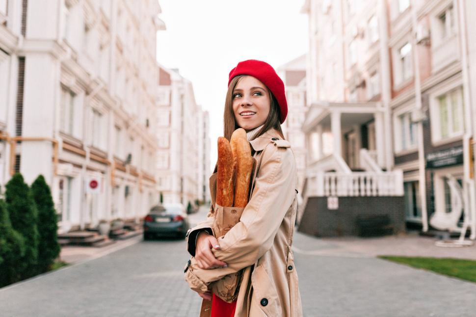 Free Image of Stylish modern pretty woman wearing red beret and beige trenchcoat 