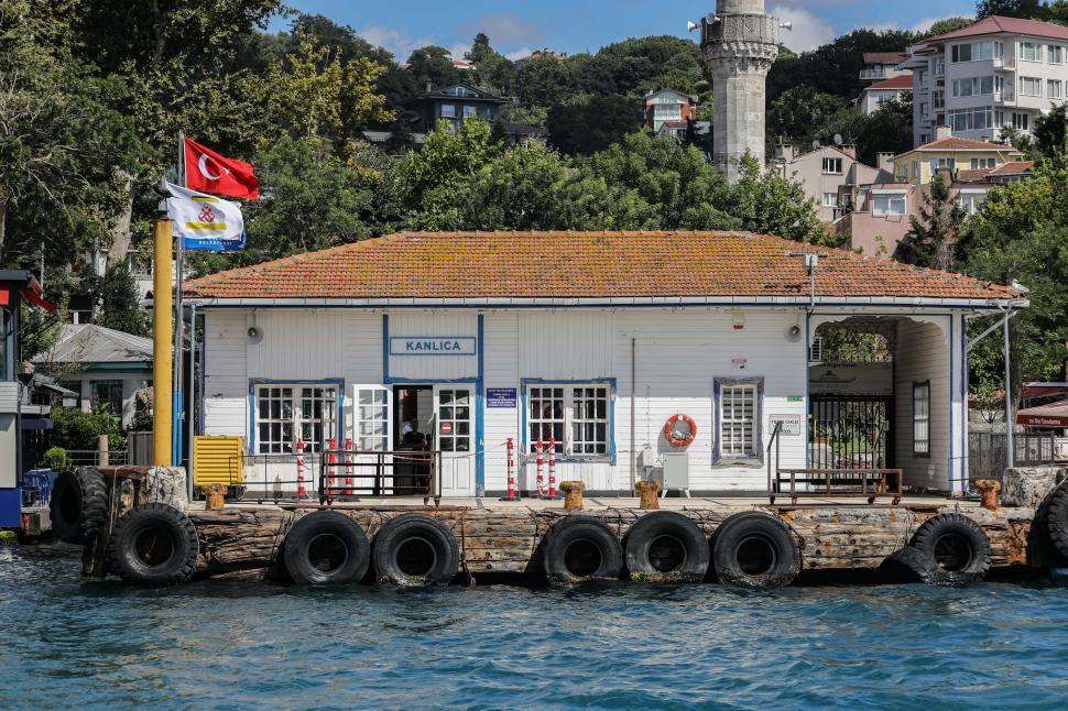 Free Image of Small stop along the Bosphorus Strait 