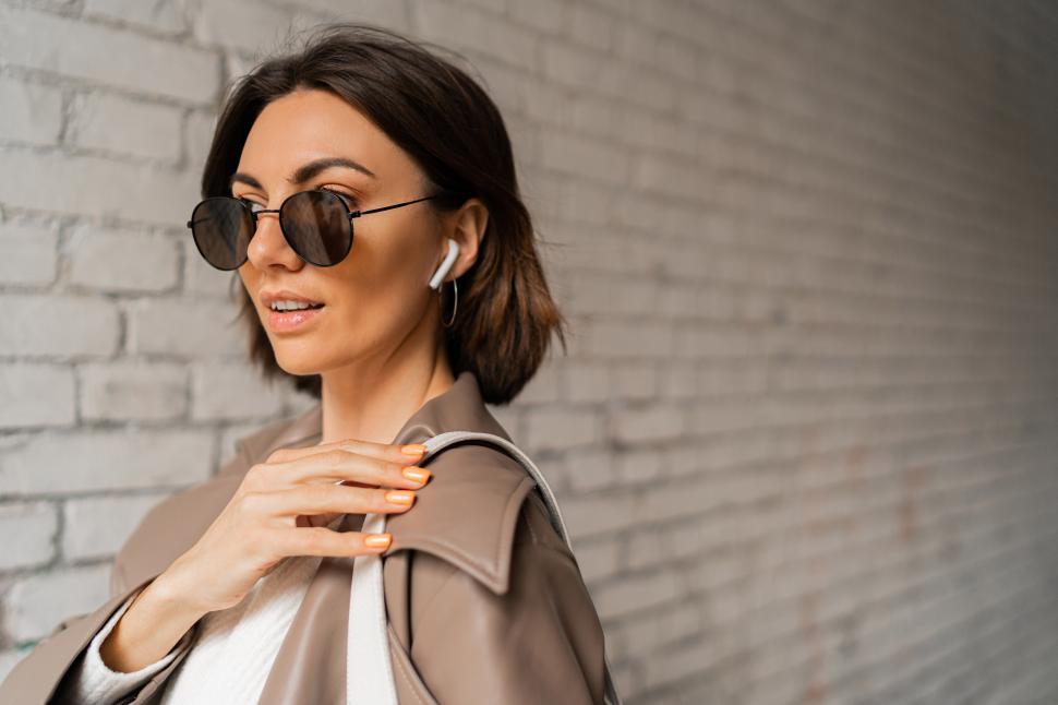 Free Image of Close up portrait of Stylish short haired woman in casual leather coat and sunglasses 