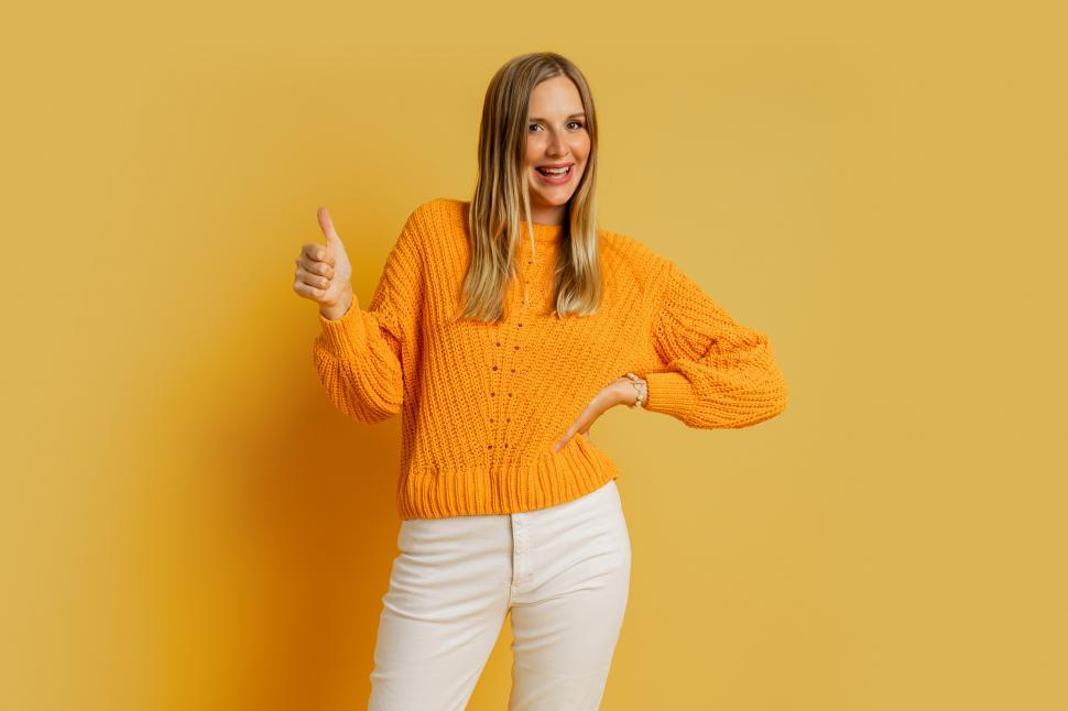 Free Image of Woman giving thumbs up 