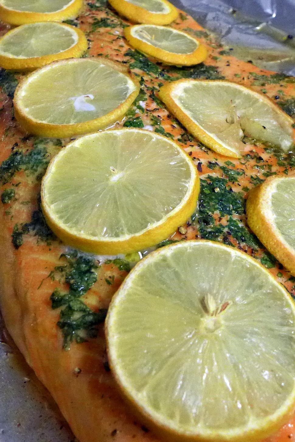 Free Image of Baked Salmon with Lemon Slices 
